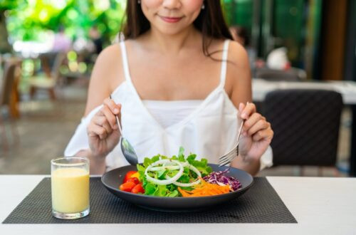 Jeune femme mangeant une salade saine au restaurant, mode de vie sain et concept de régime