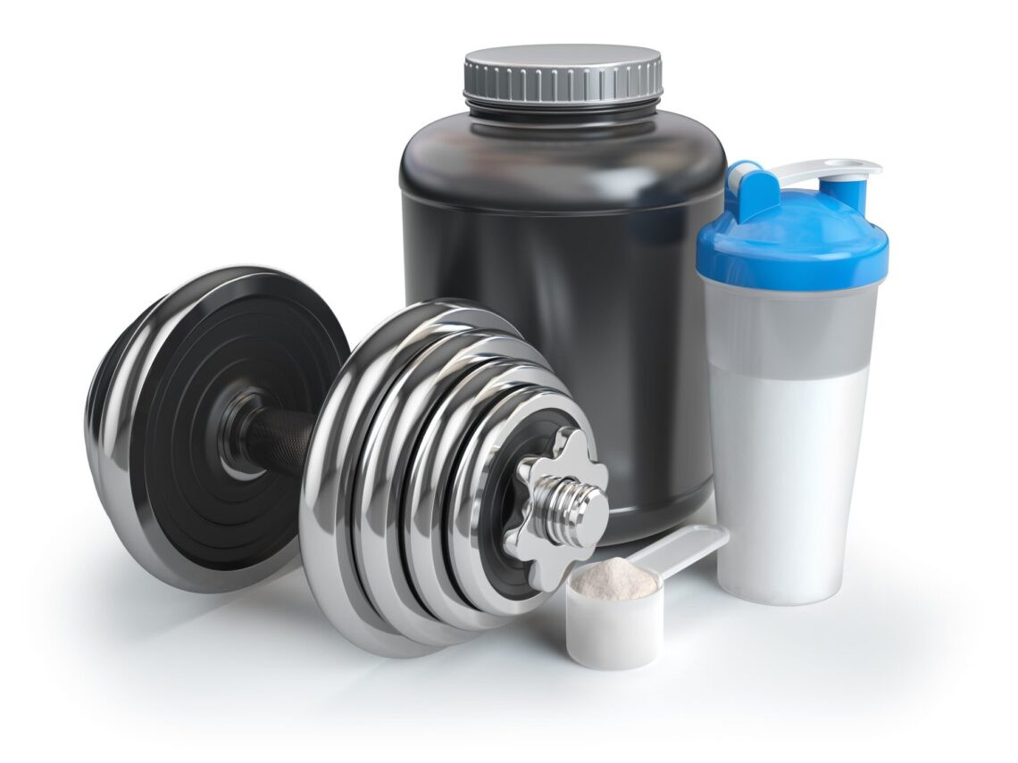 Poudre de protéine de lactosérum en cuillère avec shaker et haltère. Concept nutritionnel Bodybuilder.