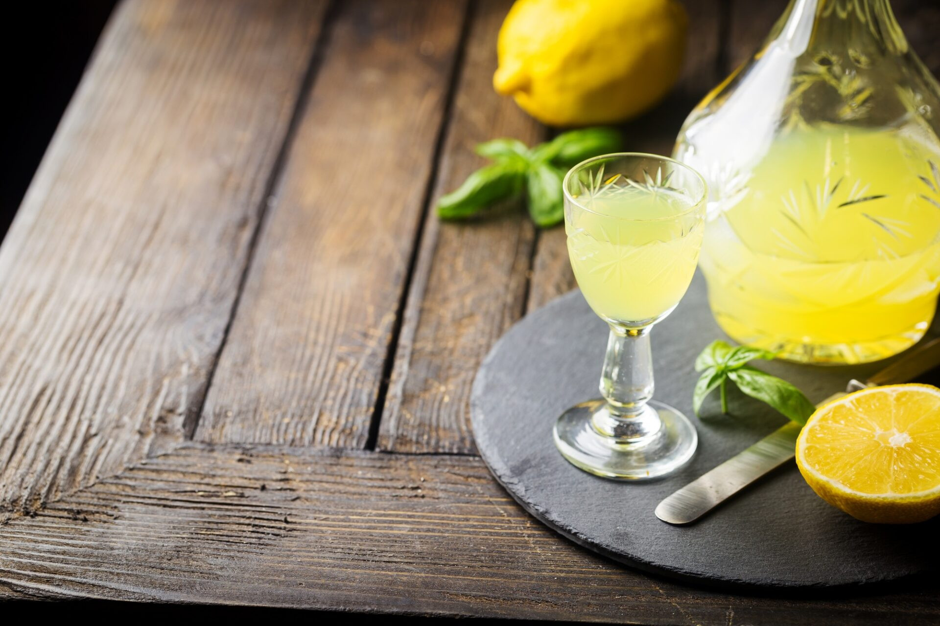 Liqueur de citron italien traditionnel Limoncello et citron d'agrumes frais. 