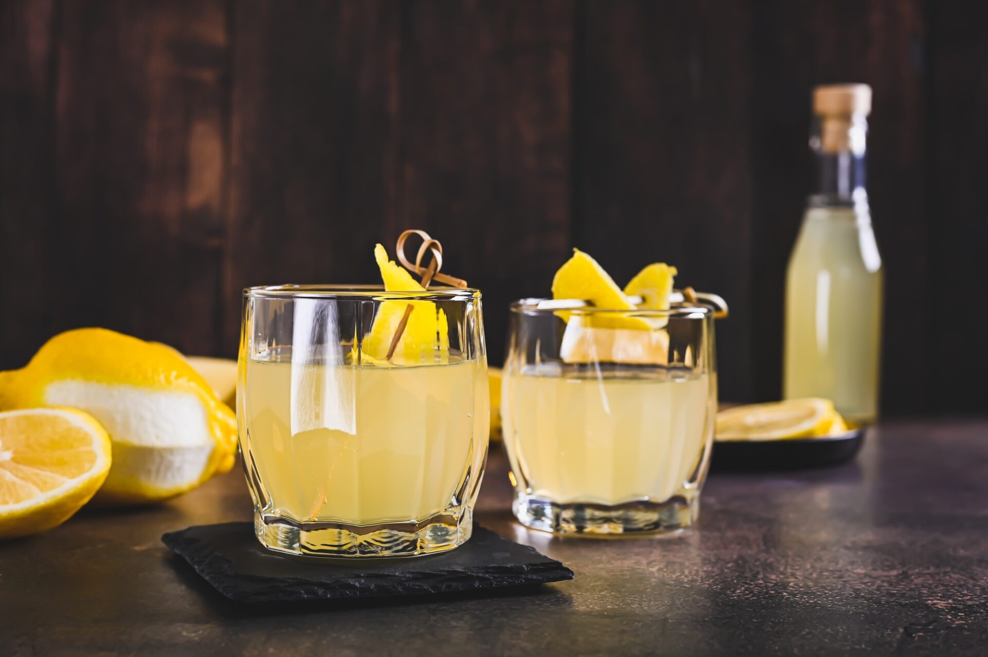 Limoncello traditionnel dans les lunettes sur la table