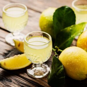 Limoncello digestif typique italien avec des citrons frais, focus sélectif