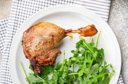 Confit de jambe de canard avec sauce aux baies viande de volaille Second cours légumes délicieux alimentation saine cuisiner apéritif repas alimentaire collation alimentaire sur la table Copie d'espace fond alimentaire