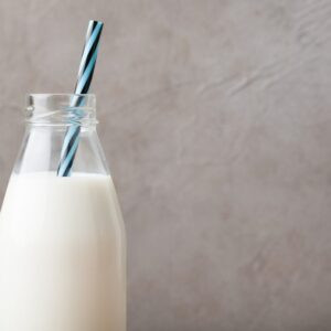 Bouteille avec du lait sur fond sombre avec un espace de copie.