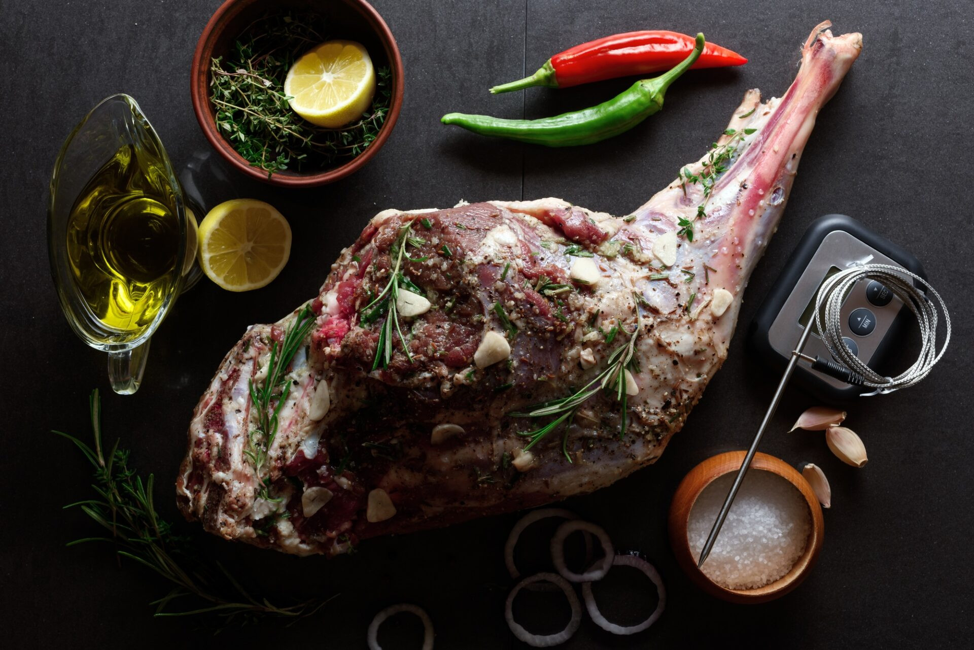 Jois d'agneau brute, mariné de romarin, d'huile d'olive, d'ail et de citron. 
