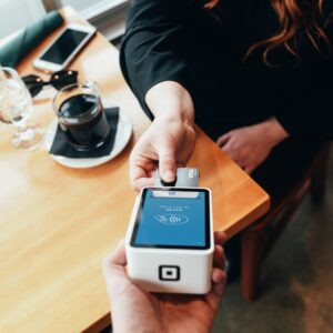 Personne tenant la machine à balayer de la carte de crédit