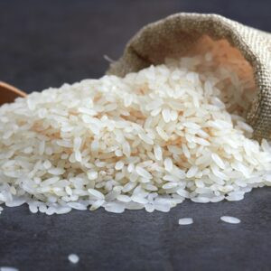 Riz dans un sac sur fond en pierre noire