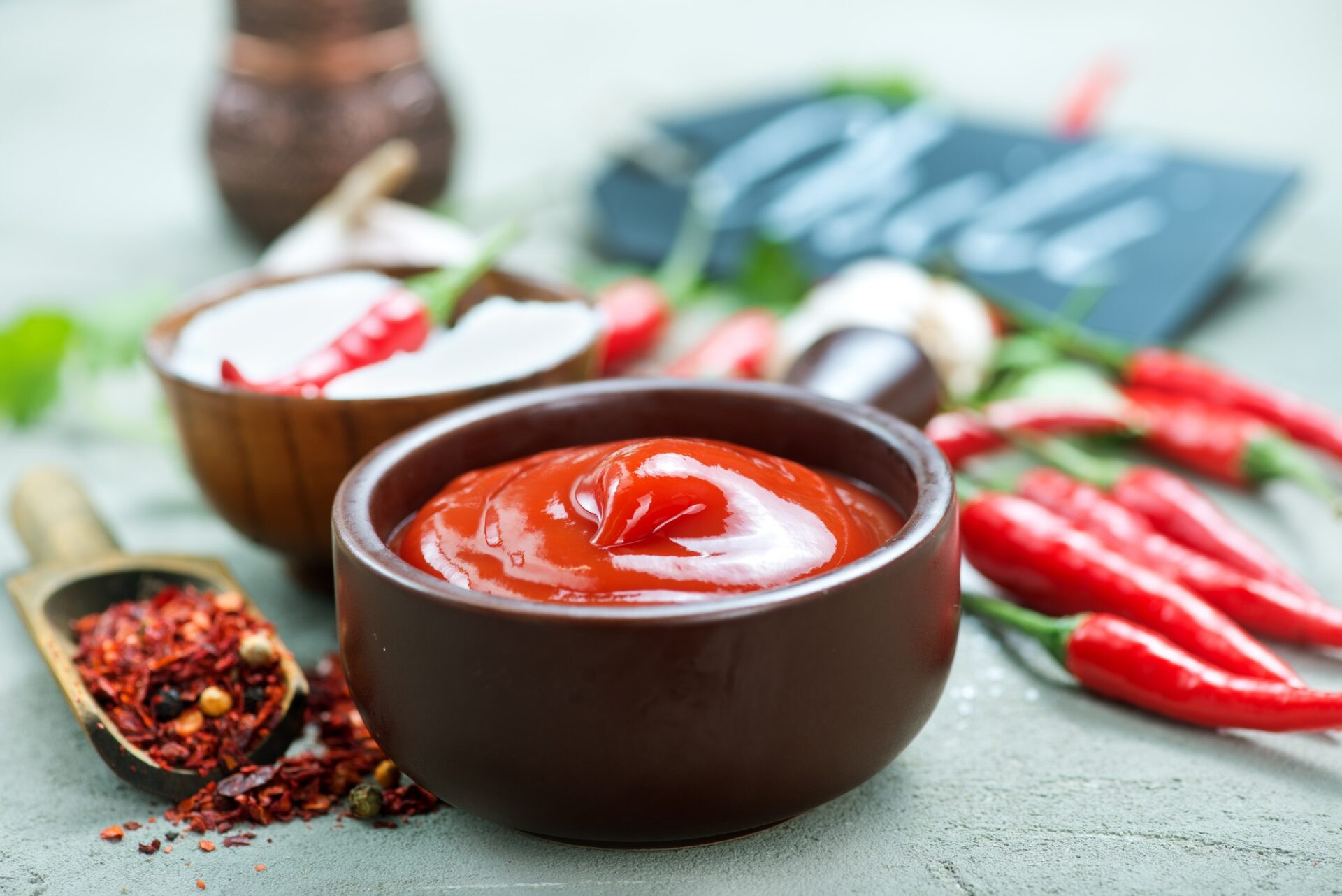 Sauce au piment et épice d'arôme sur une table