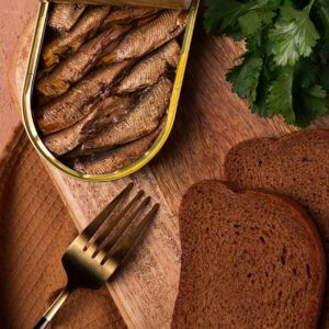 conserve, sprats avec du pain noir, vue sur le dessus, pas de personnes,