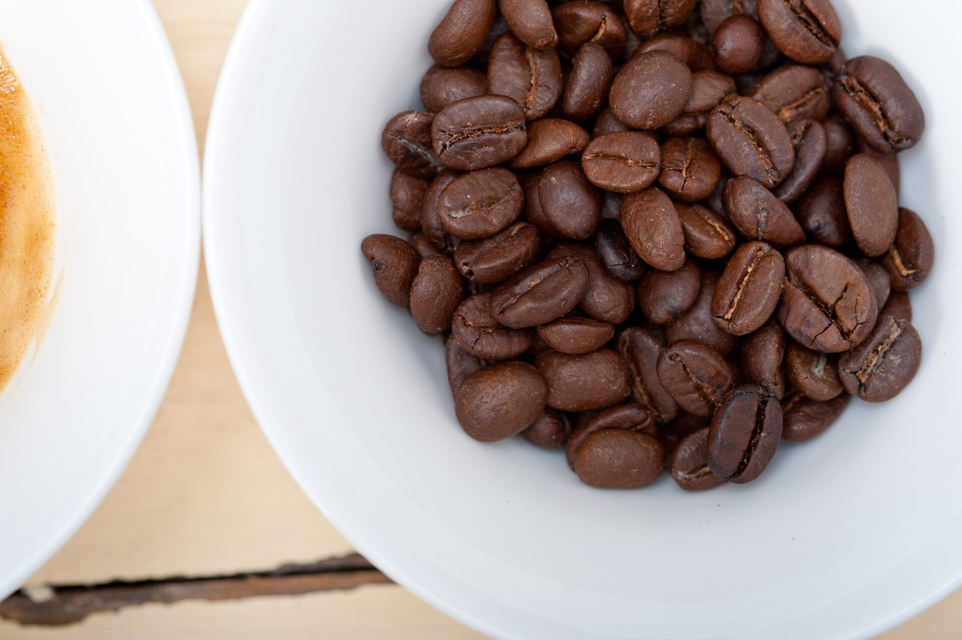 Cofee expresso italien et haricots sur une table en bois blanc