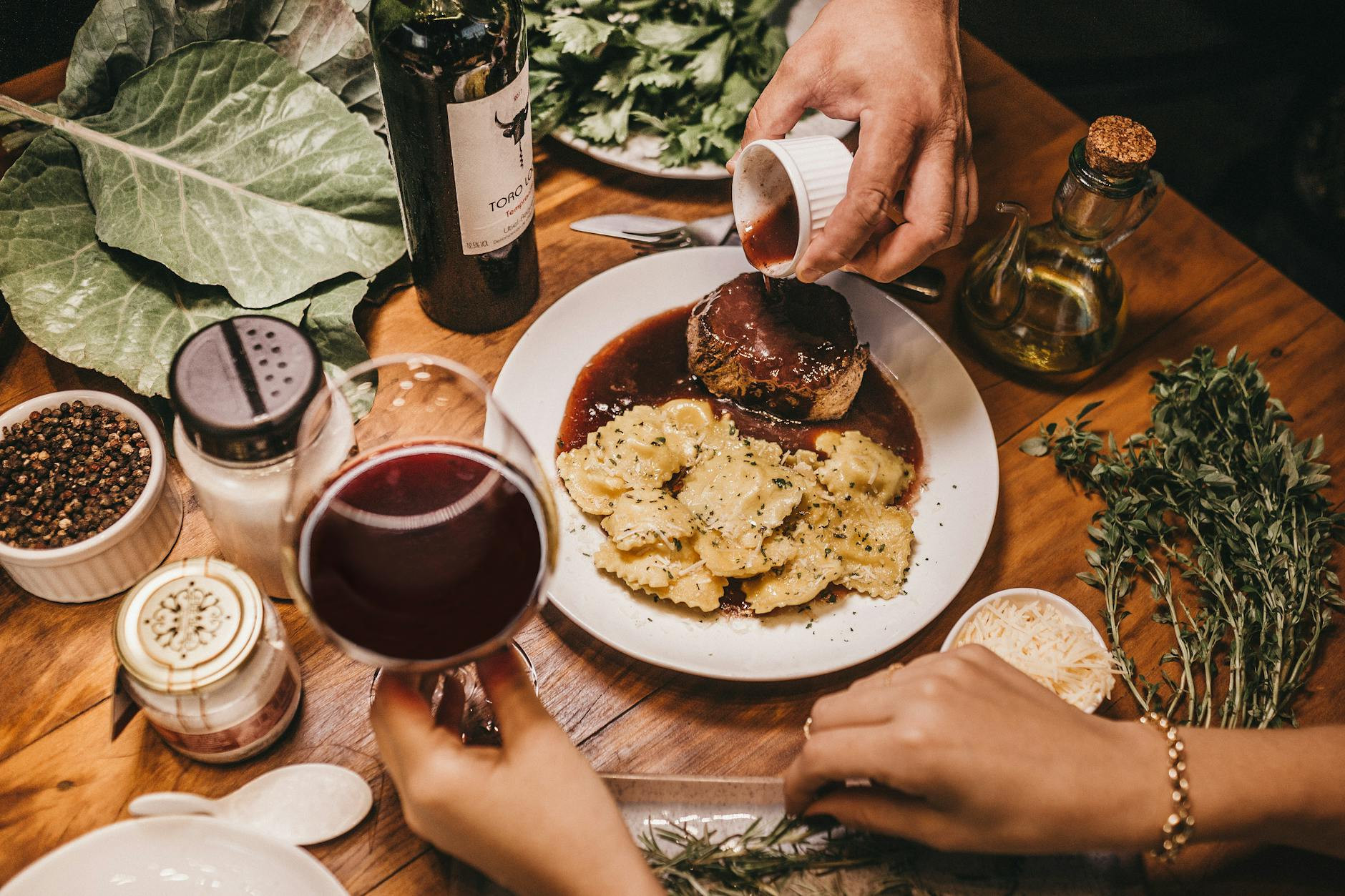 Un délicieux repas avec du vin, des herbes et de la viande richement assaisonnée se préparait à l'intérieur.