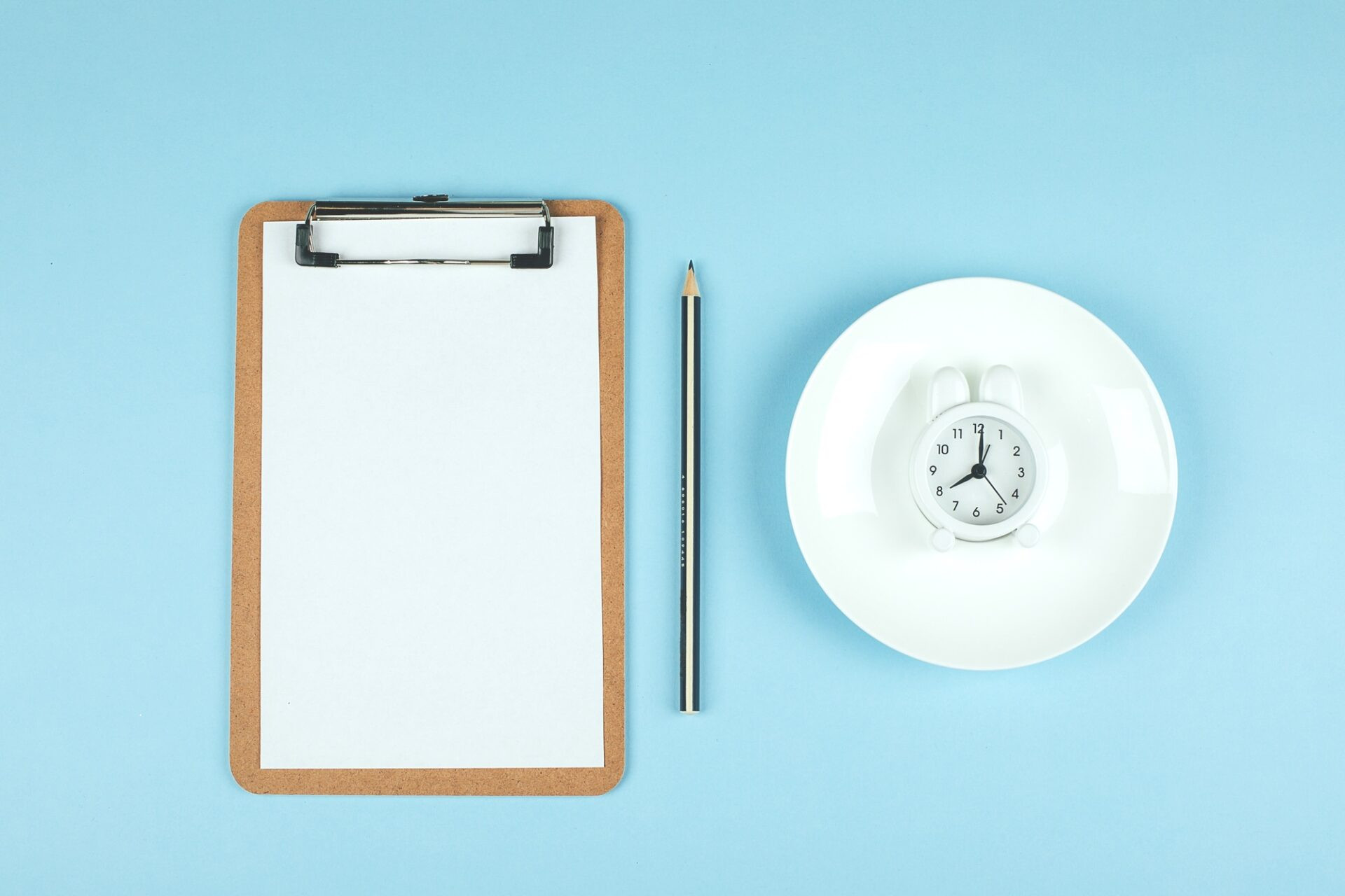 Rapide, intermittent, assiette, horloge, régime, concept, jeûne, fourche, couteau, repas, petit-déjeuner, cétogène, nourriture, santé, sain, frais généraux, poids, stratégie, vue, vue de poids, fenêtre, berceau, cabier 