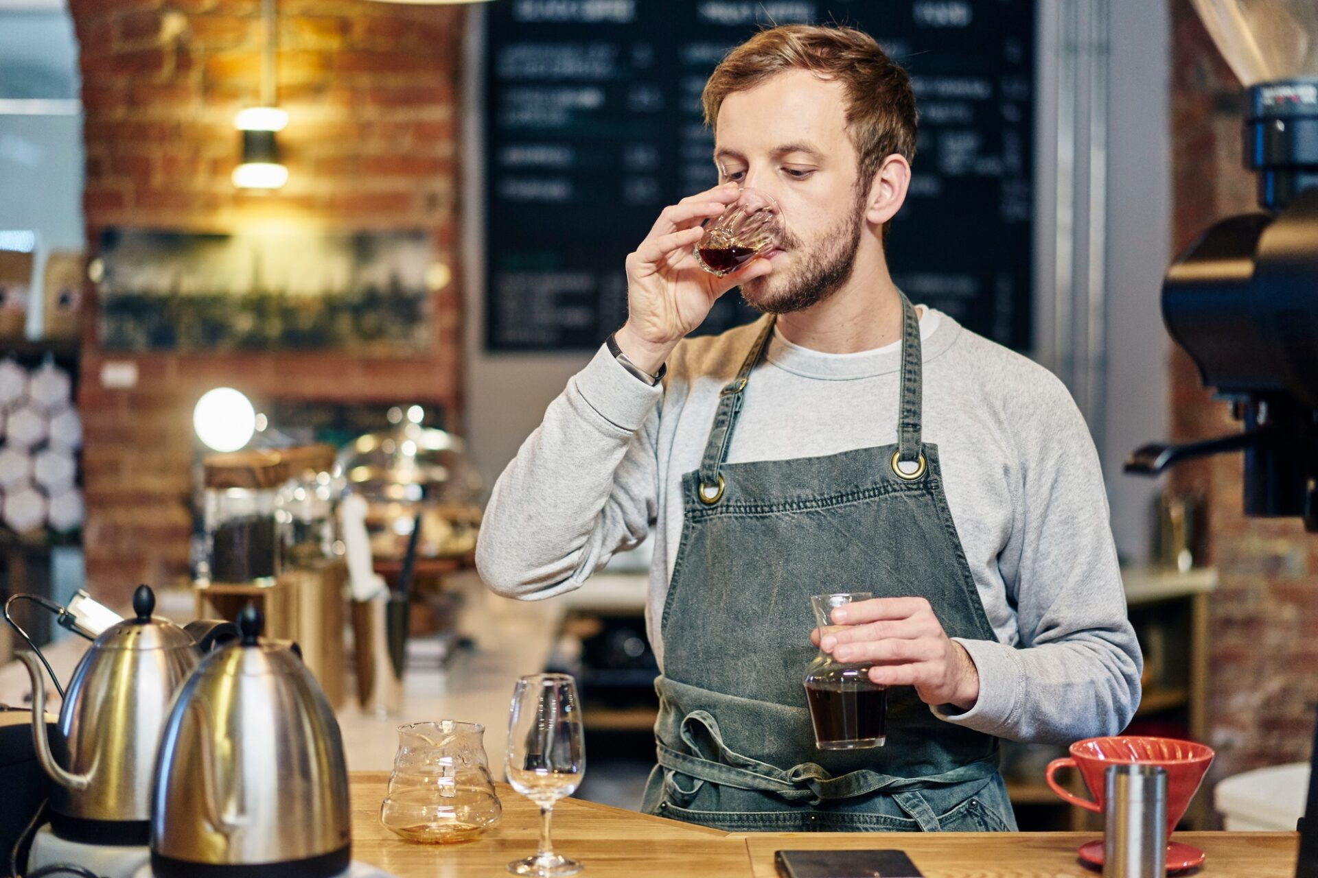 Café de dégustation de barista masculin au comptoir de cuisine au café