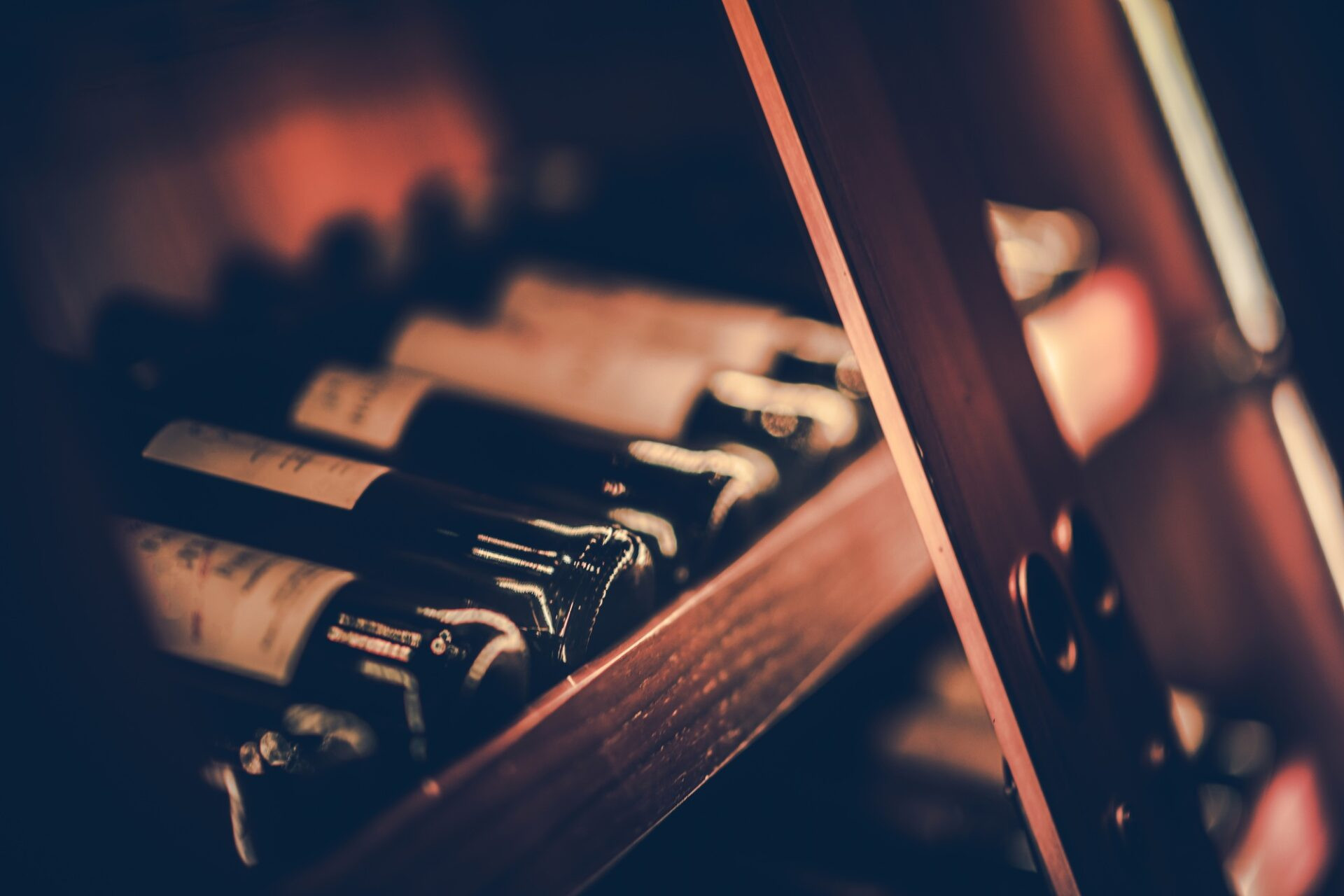 Des bouteilles de vin rouge sur l'étagère en bois. 