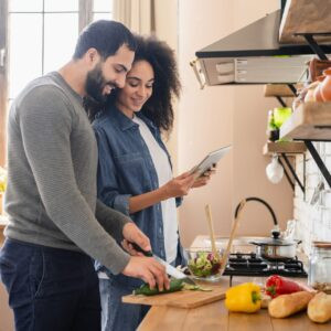 Joyful jeune couple de race mixe