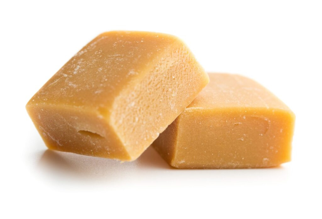 Candies douces au caramel isolées sur fond blanc.