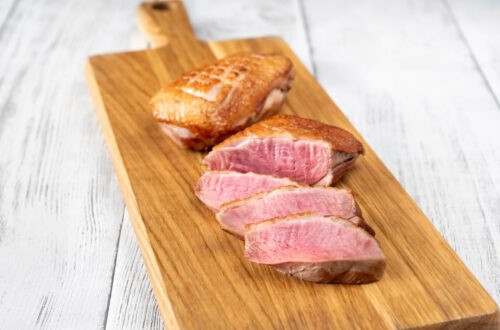 Poitrine de canard frite croustillant sur la planche Cuttung