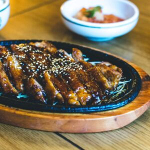 Canard croustillant coréen avec sauce miel et sésame