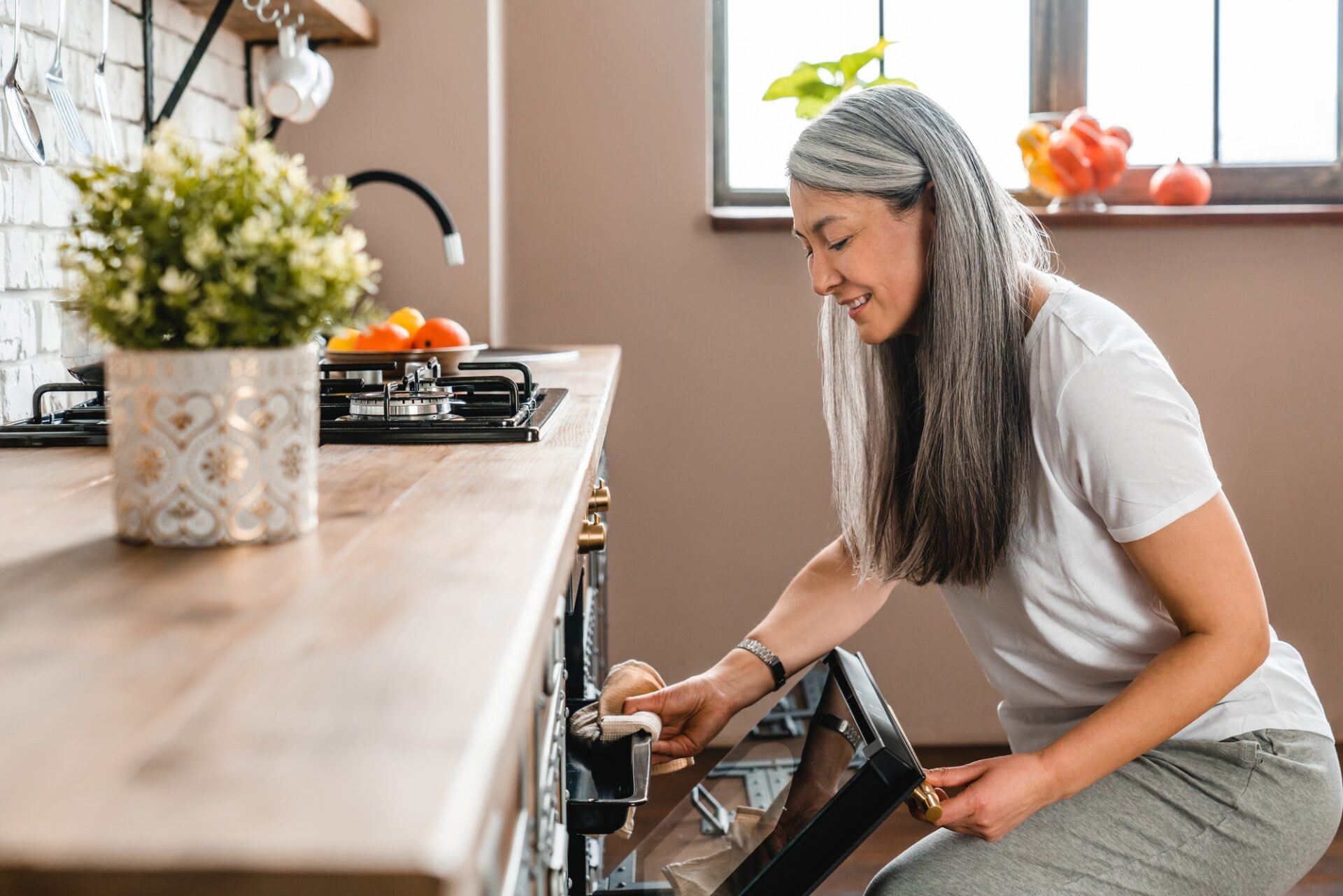 Belle femme caucasienne mature cuit au four dans la cuisine