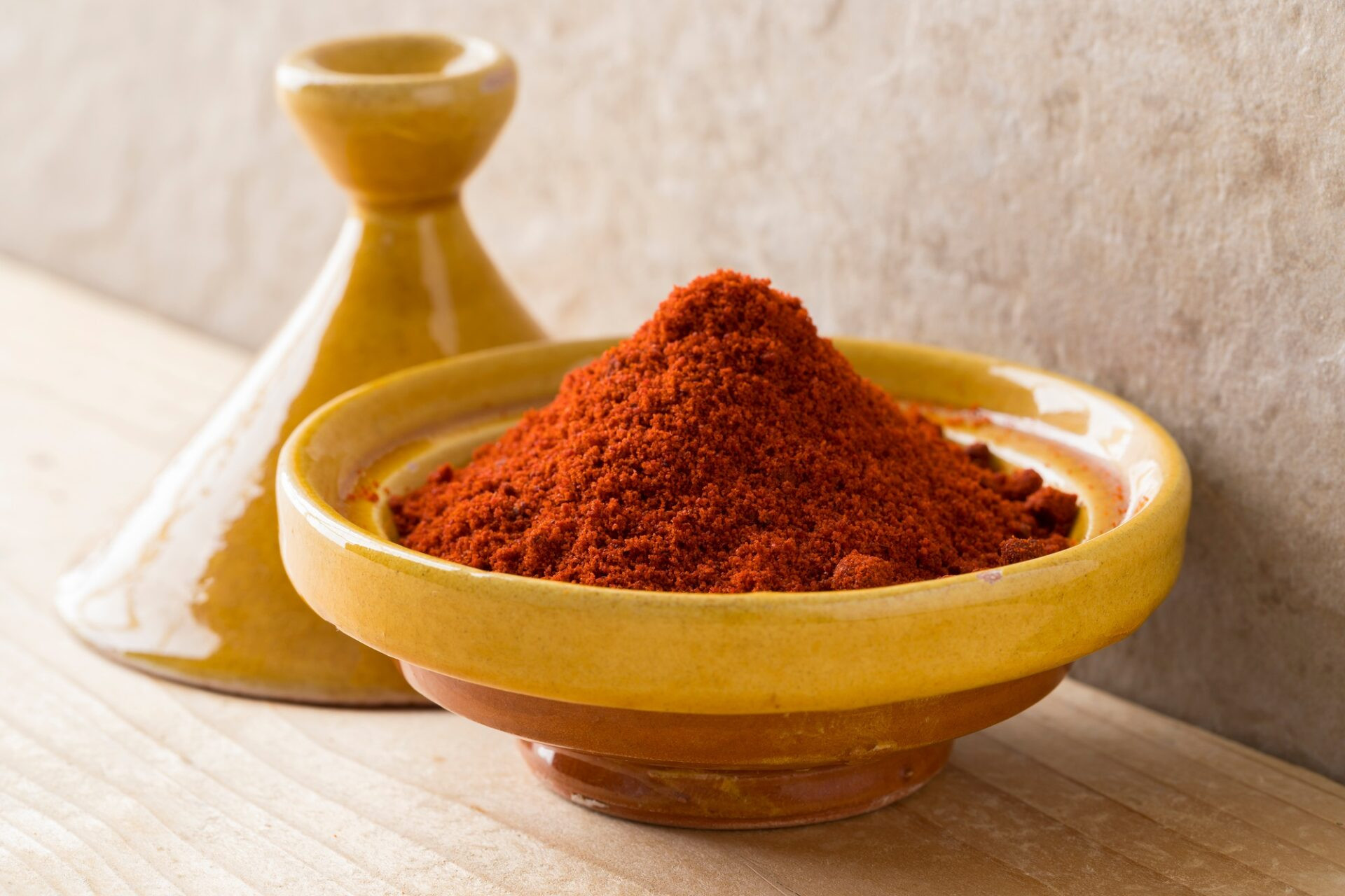 Bol jaune traditionnel avec paprika au sol séché marocain