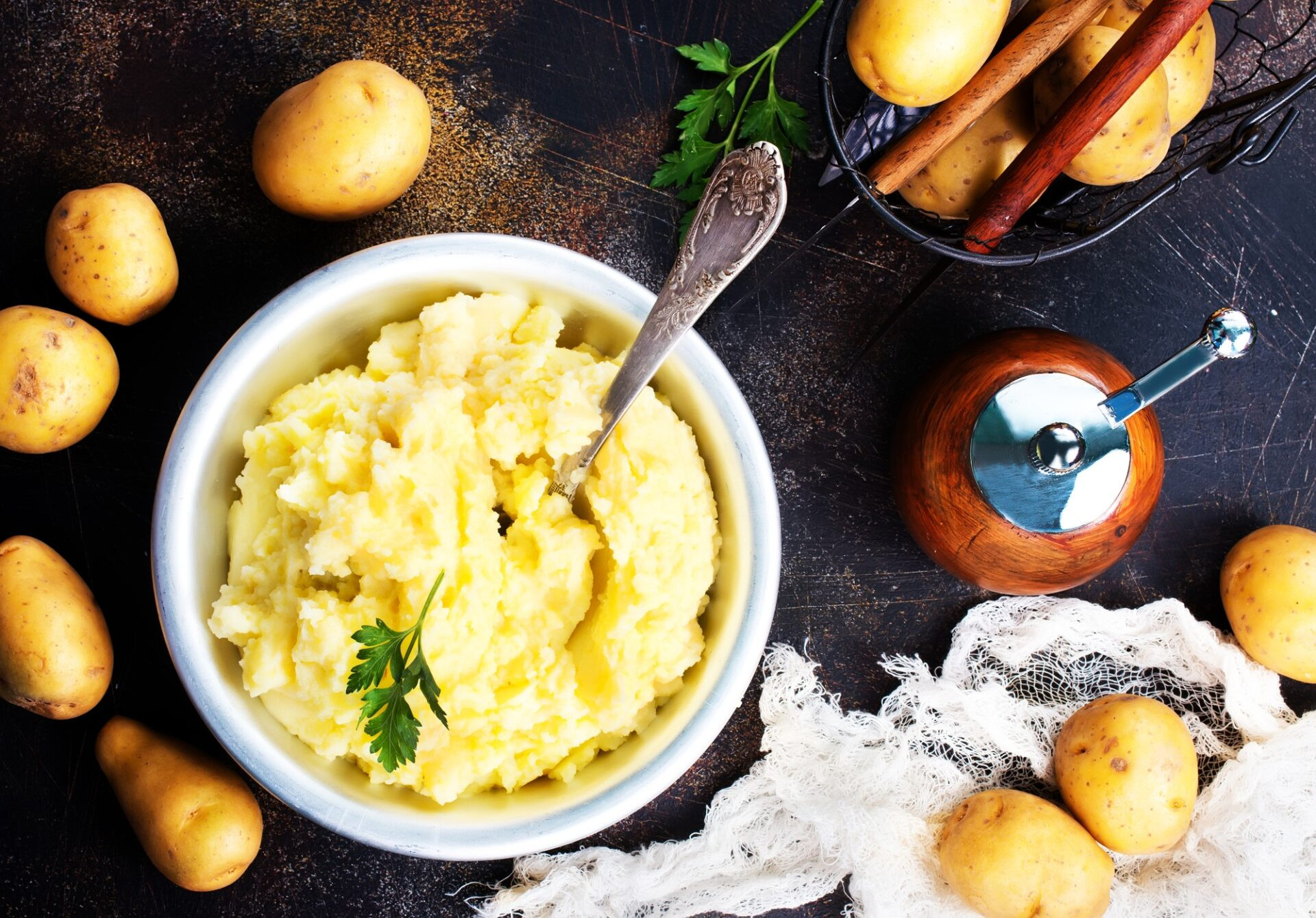portion de purée de pommes de terre avec beurre sur une assiette