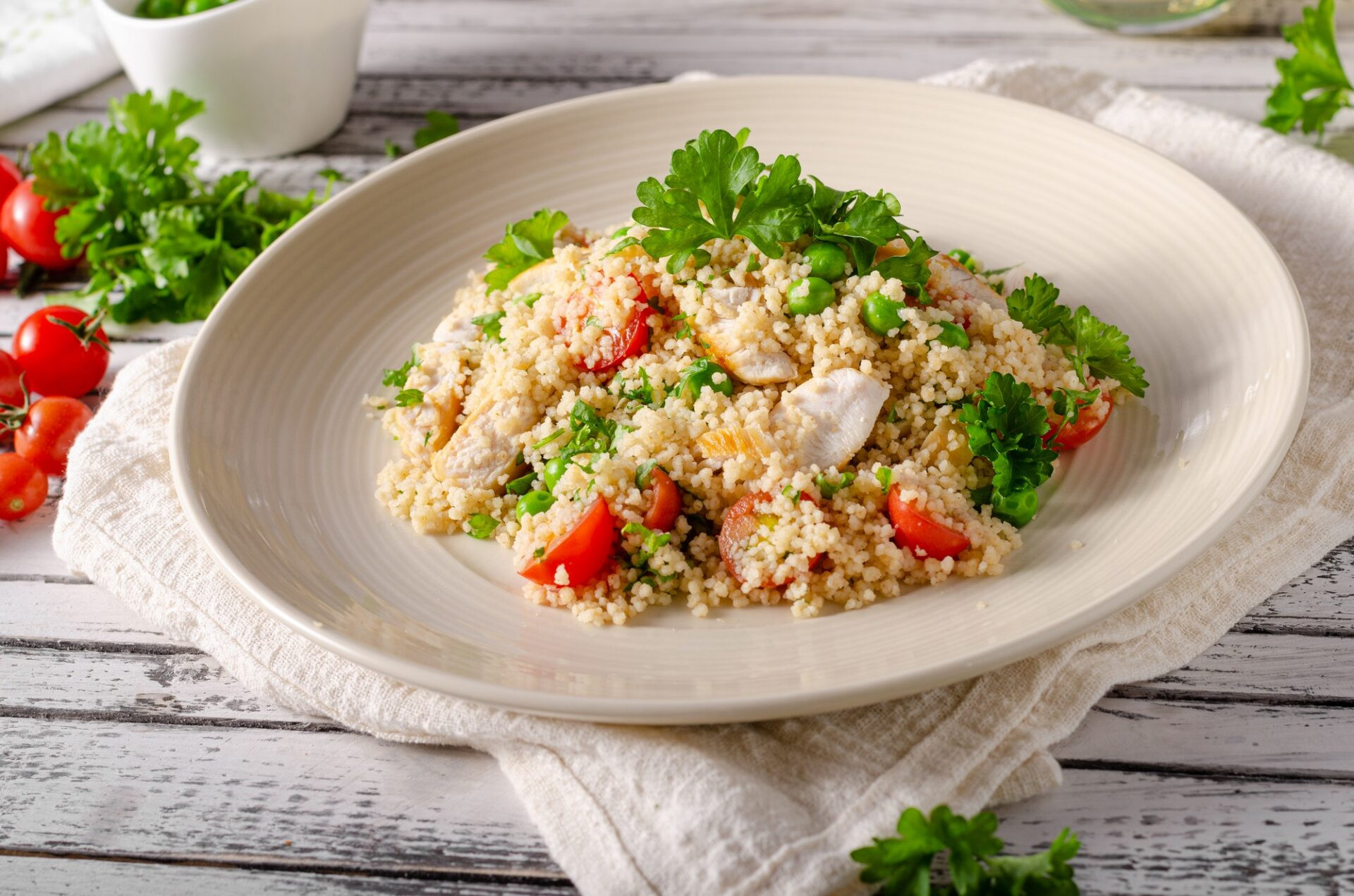 Bio couscous avec viande de poulet, tomates et herbes fraîches