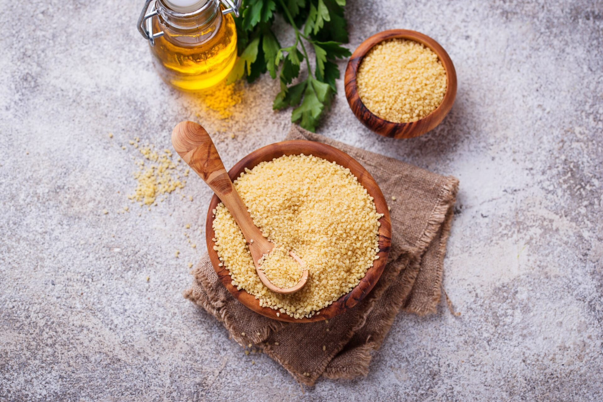 Grain couscous dans un bol en bois. 