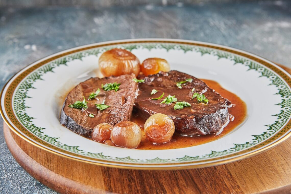 Rôti de bœuf avec sauce à vin réduite et échalotes.