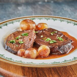Rôti de bœuf avec sauce à vin réduite et échalotes.