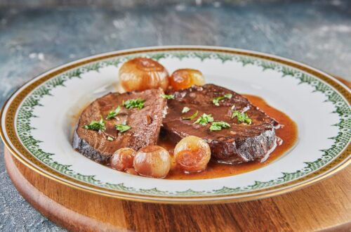 Rôti de bœuf avec sauce à vin réduite et échalotes.