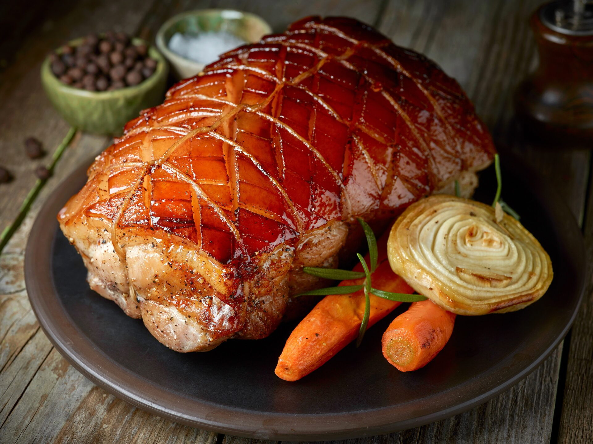 porc rôti et légumes sur assiette noir