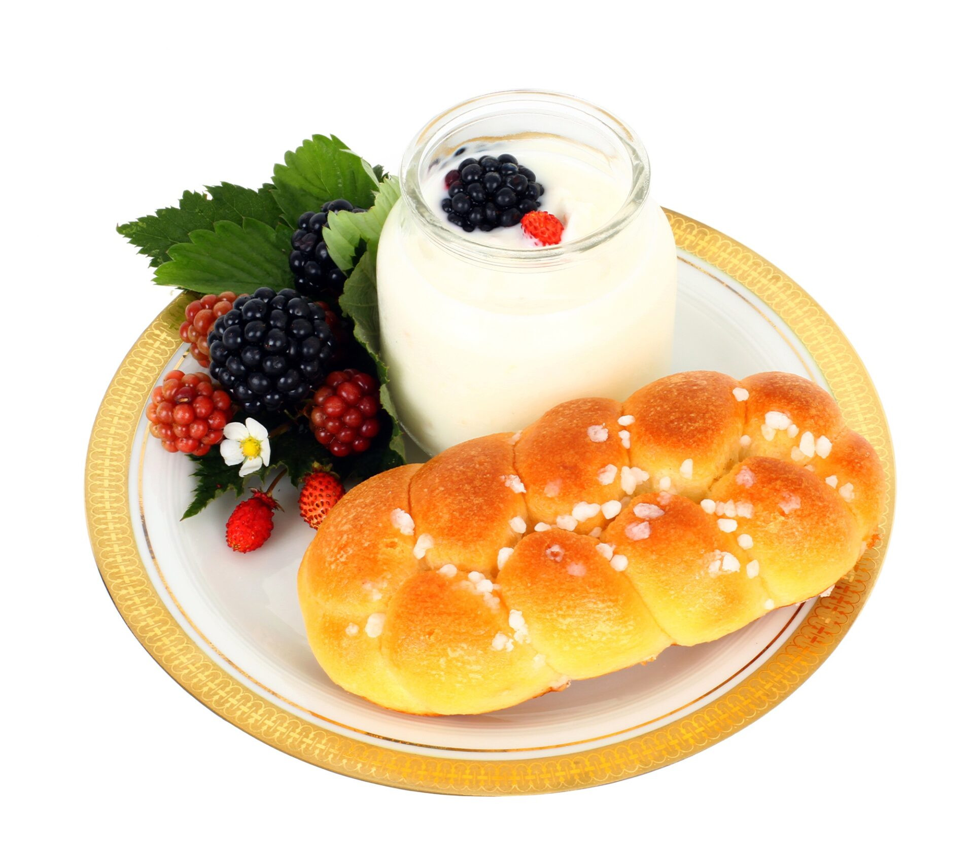 yaourt aux mûres et brioche.