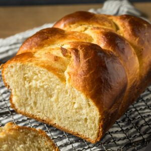 Brioche tressée cuite maison prête à manger