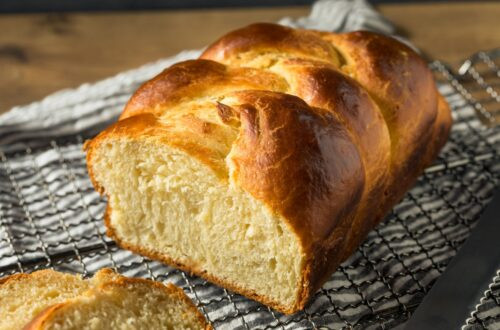 Brioche tressée cuite maison prête à manger