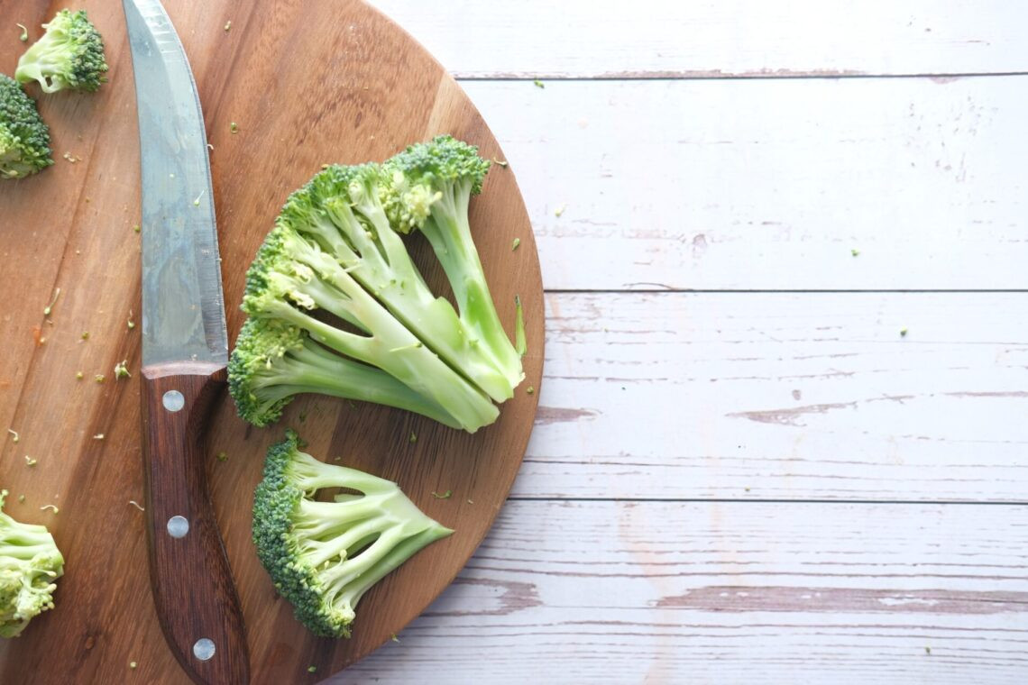 Tranche de brocoli et de panneaux de coupe sur la table,