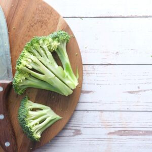 Tranche de brocoli et de panneaux de coupe sur la table,