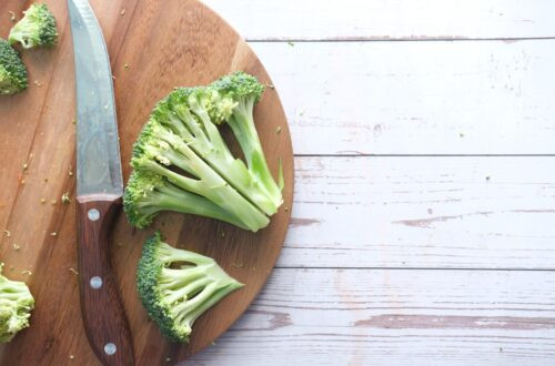 Tranche de brocoli et de panneaux de coupe sur la table,
