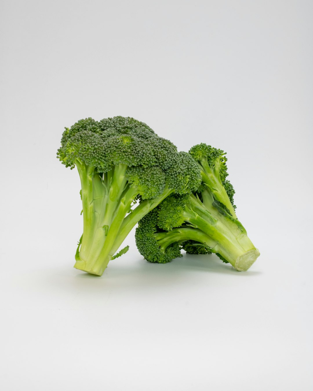 un gros plan de brocoli sur un fond blanc