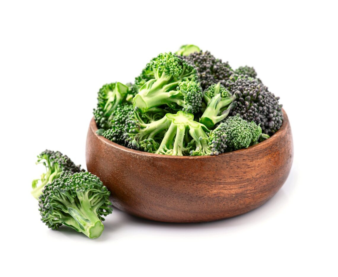 Pile chou au brocoli en assiette en bois sur fond blanc