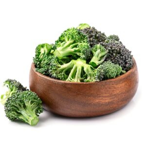 Pile chou au brocoli en assiette en bois sur fond blanc
