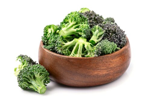 Pile chou au brocoli en assiette en bois sur fond blanc