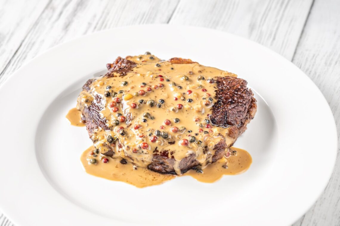 Steak au poivre - steak français avec sauce au poivre