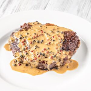 Steak au poivre - steak français avec sauce au poivre