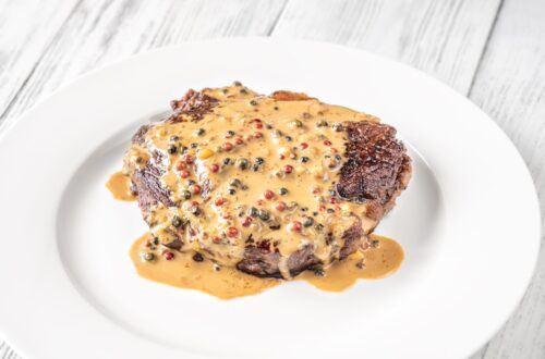 Steak au poivre - steak français avec sauce au poivre